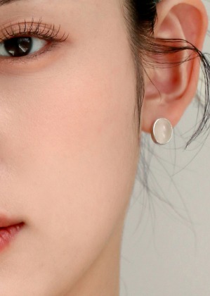 The moonstone silver earring