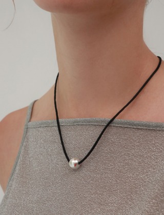 ball string necklace