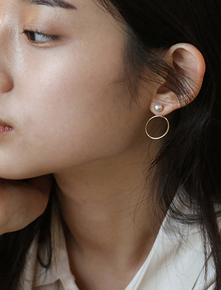 circle clutch pearl earring