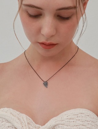 black spinel heart string necklace